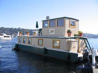 Heart & Sol houseboat outside view