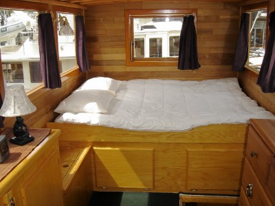 Houseboat upstairs bedroom