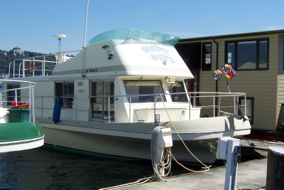 Knotty Buoyz boat house rental